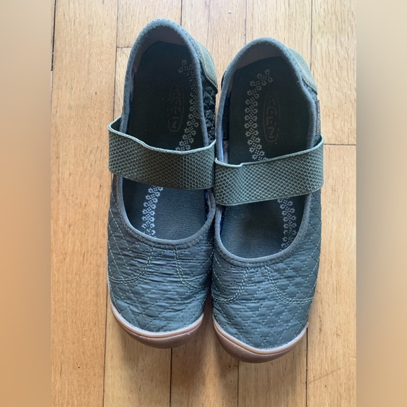 Keen size 6 Olive Green Mary Jane Flats - Picture 4 of 6